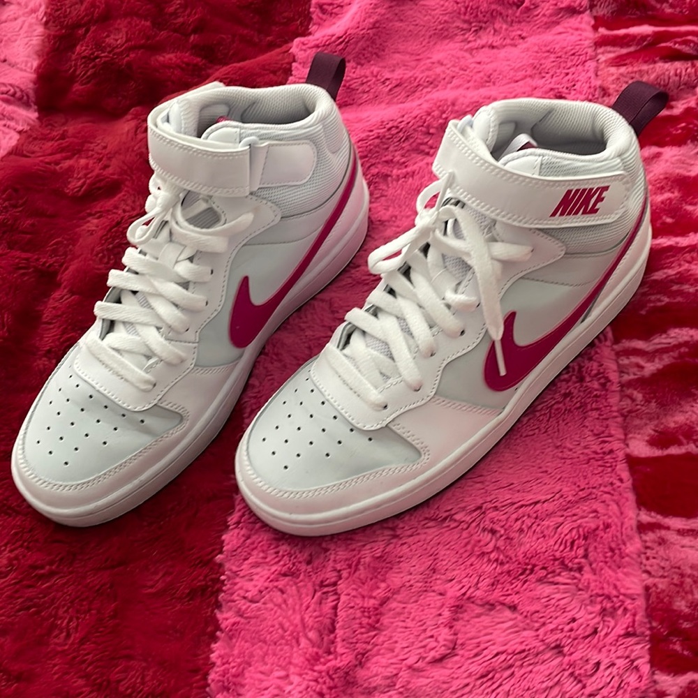 Girls size 7Y Nike Tennis shoes used good condition